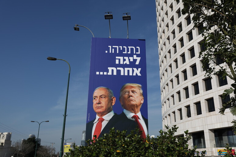 Cartaz com Trump e Netanyahu em Tel Aviv, em Israel - TODOS OS DIREITOS RESERVADOS