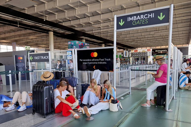 Aeroporto ficou fechado por quase todo o dia devido à fumaça vulcânica - TODOS OS DIREITOS RESERVADOS