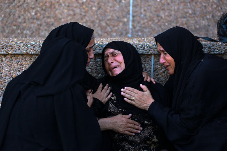 Mulheres palestinas lamentam morte de familiar em bombardeio israelense em Khan Younis, em Gaza © ANSA/AFP