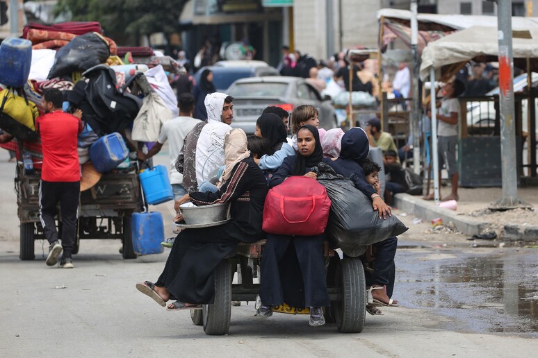 Deslocamento de palestinos no centro da Faixa de Gaza © ANSA/AFP