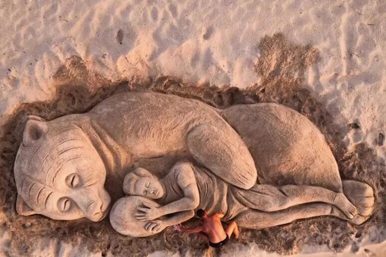 Una escultura en homenaje a la osa en la playa de Platamona en Sassari, Cerdeña. - TODOS LOS DERECHOS RESERVADOS