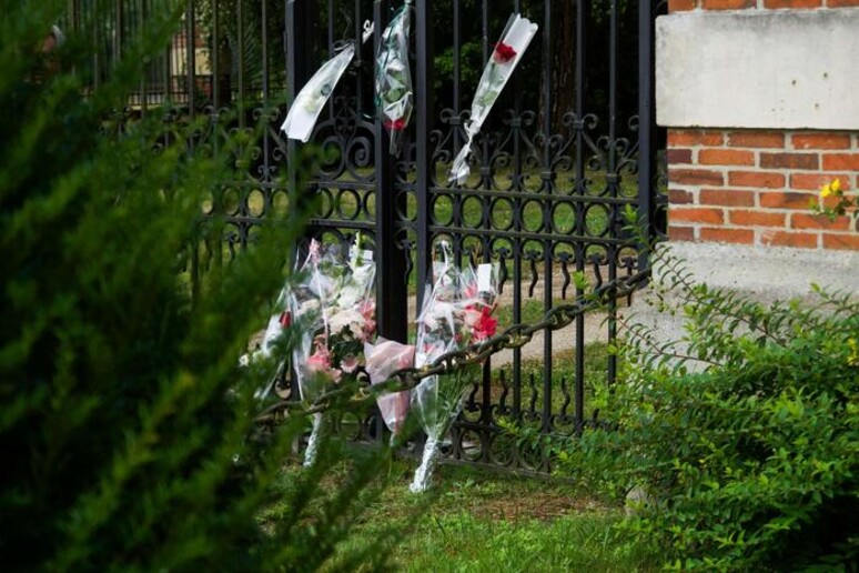 Los vecinos y fans dejan flores frente a la puerta de la casa de Alain Delon (ANSA) - TODOS LOS DERECHOS RESERVADOS