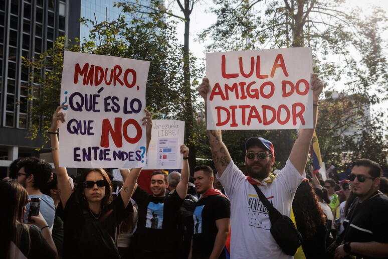 Migrantes venezolanos en Brasil piden que Lula condene a Maduro. © ANSA/EPA