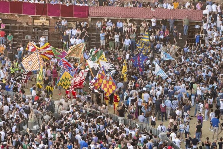 La tradicional carrera Palio di Siena se celebró el sábado, con un día retraso, debido al mal tiempo (ANSA) - TODOS LOS DERECHOS RESERVADOS