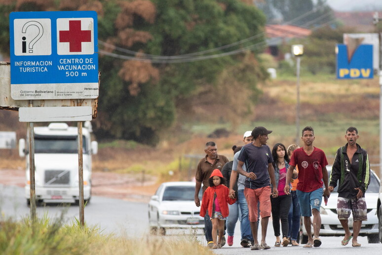 Venezuelanos cruzam fronteira brasileira em Pacaraima, em foto de arquivo - TODOS OS DIREITOS RESERVADOS