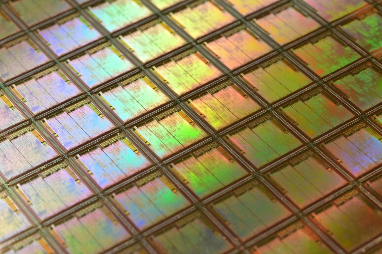 Un wafer di silicio (fonte Unsplash/CC0 Public Domain) - RIPRODUZIONE RISERVATA