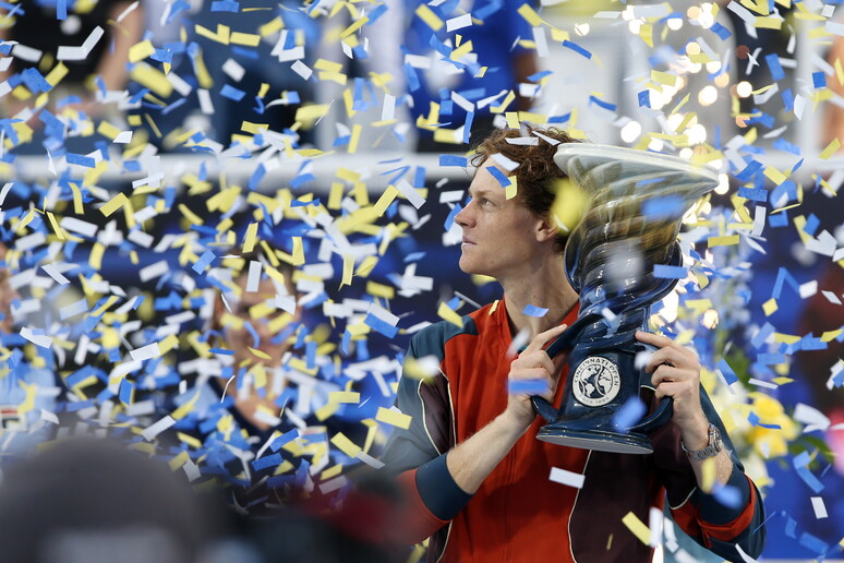 Jannik Sinner com a taça do Masters 1000 de Cincinnati - TODOS OS DIREITOS RESERVADOS