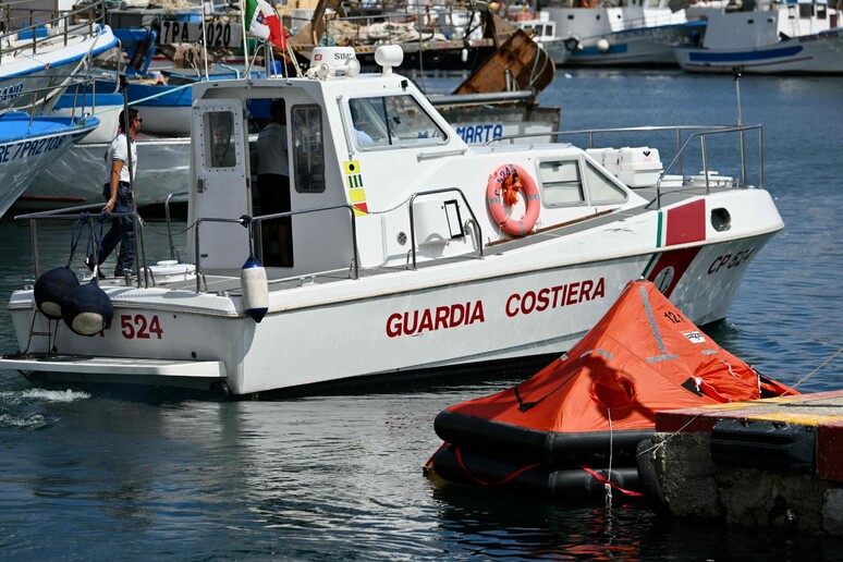 Barco da Guarda Costeira italiana em área de naufrágio na Sicília © ANSA/AFP