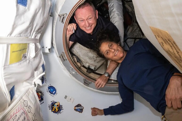 Gli astronauti della navetta Starliner Butch Wilmore e Sunita Williams fotografati il 13 giugno 2024 a bordo della Stazione Spaziale Internazionale (fonte: NASA) - RIPRODUZIONE RISERVATA