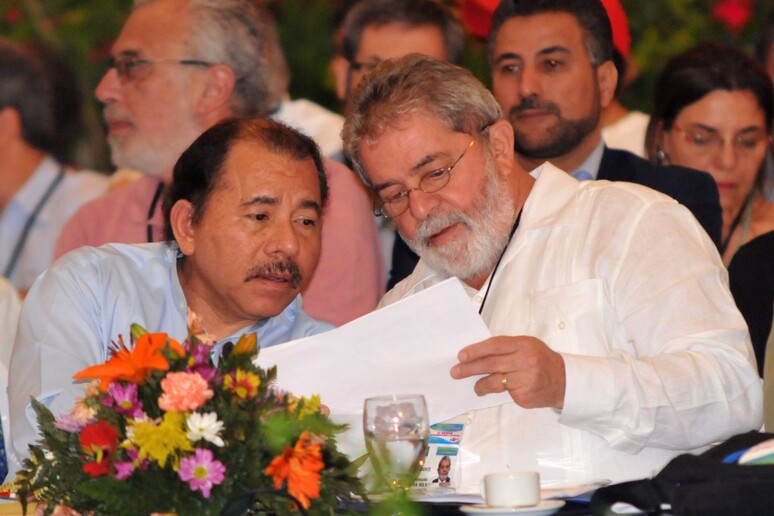 Daniel Ortega e Lula durante fórum na Nicarágua em 2011 - TODOS OS DIREITOS RESERVADOS