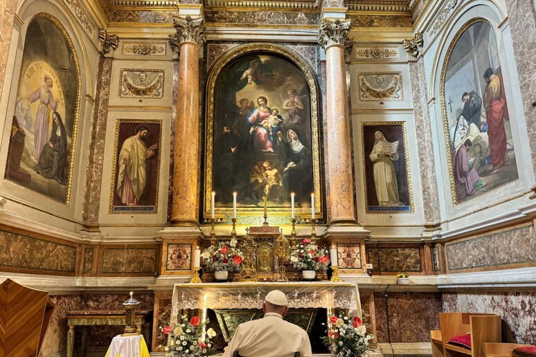 El Papa rezando frente a la tumba de Santa Mónica. - TODOS LOS DERECHOS RESERVADOS