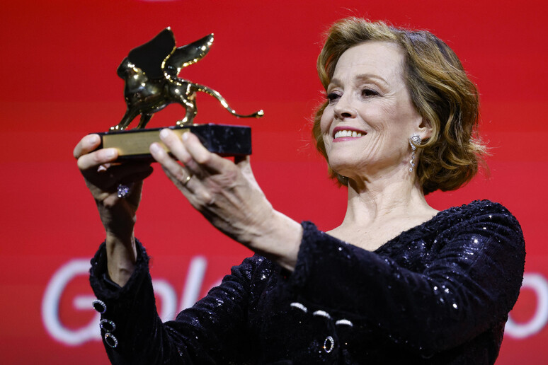 Sigourney Weaver con el León de oro - TODOS LOS DERECHOS RESERVADOS