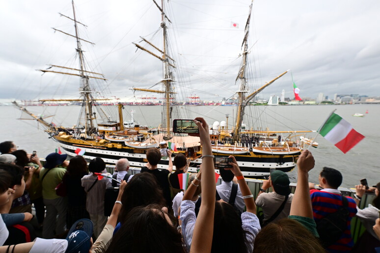 Despedida do veleiro Amerigo Vespucci em Tóquio, no Japão - TODOS OS DIREITOS RESERVADOS