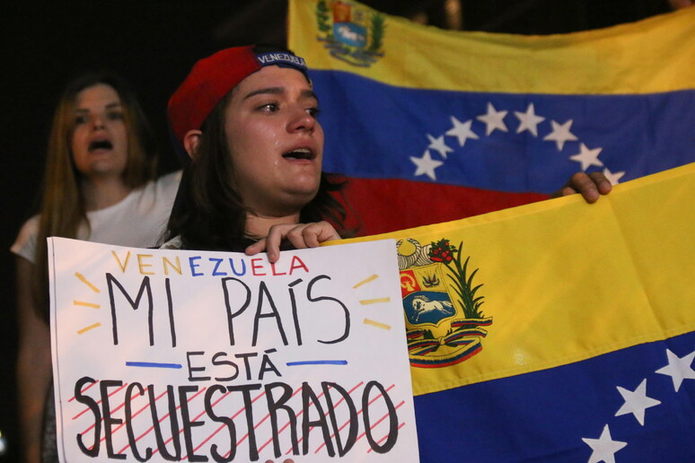 Venezuelanos protestam no Paraguai contra resultado de eleições de 28 de julho © ANSA/EPA