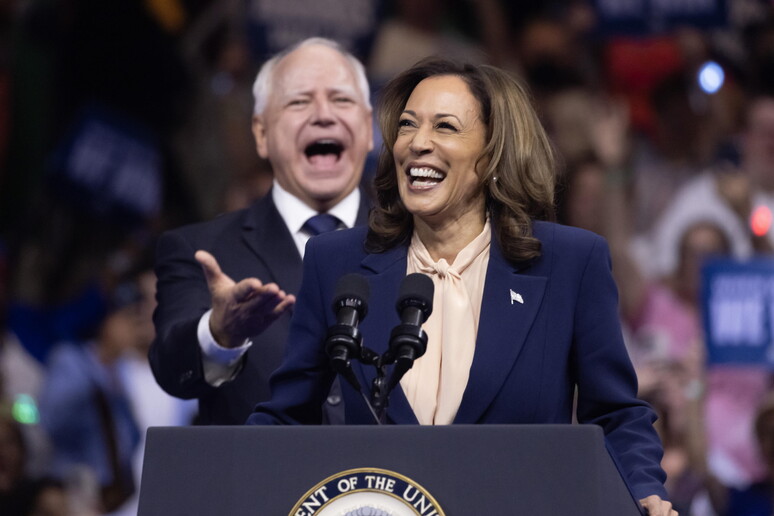 Tim Walz e Kamala Harris durante comício na Filadélfia © ANSA/EPA