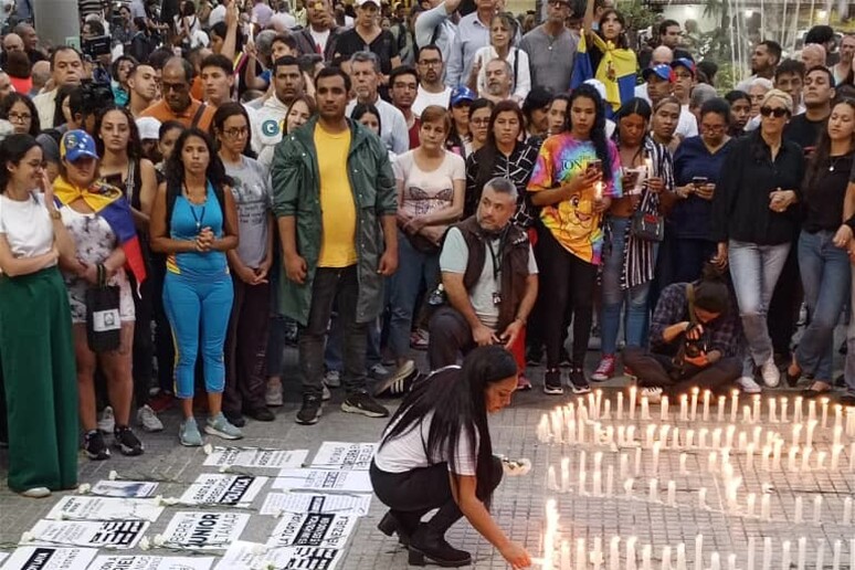 La vigilia en una plaza caraqueña. - TODOS LOS DERECHOS RESERVADOS