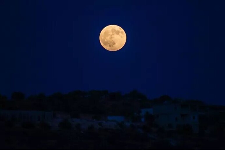 A la espera de la espectacular luna de septiembre (ANSA) - TODOS LOS DERECHOS RESERVADOS