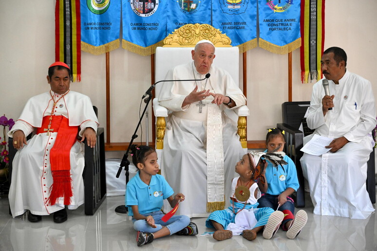 Crianças do Timor-Leste vestiram roupas típicas para receber o papa - TODOS OS DIREITOS RESERVADOS