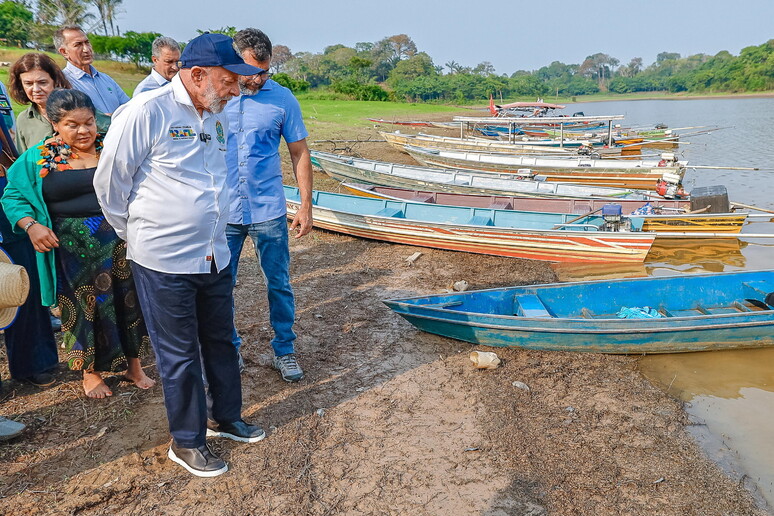 Lula visita área atingida por seca no Amazonas © ANSA/EPA