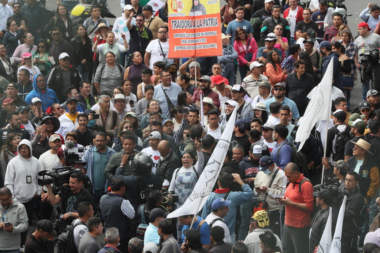 Trabajadores judiciales en disputa y partidarios del gobierno en el tema reforma - TODOS LOS DERECHOS RESERVADOS