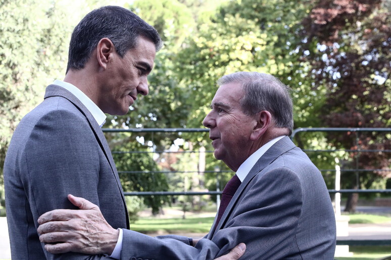 Sánchez recibió ayer al candidato opositor Edmundo González, exiliado en España. © ANSA/EPA