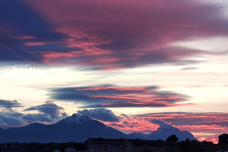 il Gran Sasso al tramonto - RIPRODUZIONE RISERVATA