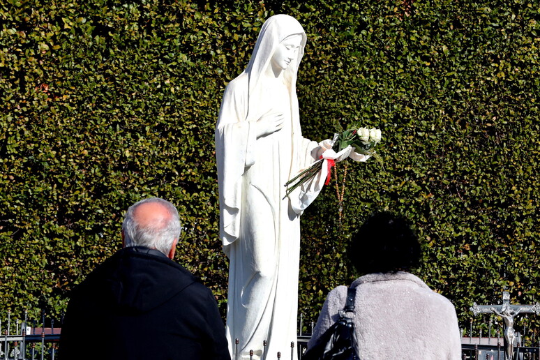 Sì del Papa al culto di Medjugorje,  'ma non si va per incontrarsi con i presunti veggenti ' © ANSA/EPA