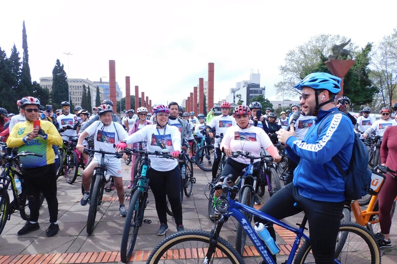 Cônsul Valerio Caruso encabeça pedalada em Porto Alegre - TODOS OS DIREITOS RESERVADOS