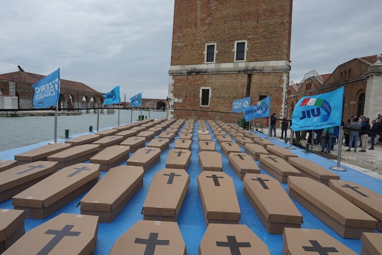 101 bare sull 'acqua a Venezia, protesta Uil su morti lavoro - TODOS OS DIREITOS RESERVADOS