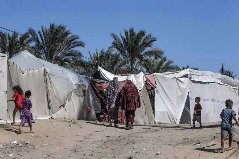 Crianças palestinas deslocadas em Gaza © ANSA/EPA