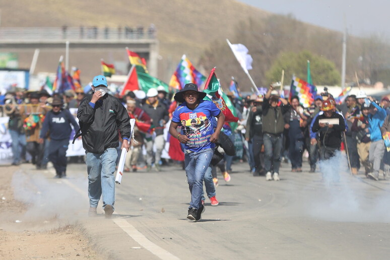 Partidarios de Evo Morales en marcha hacia La Paz. © ANSA/EPA