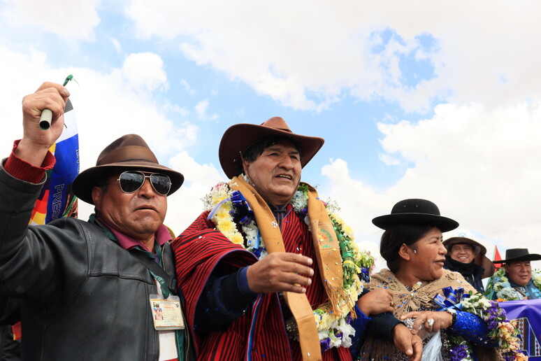 El expresidente en su marcha hacia La Paz. © ANSA/EPA