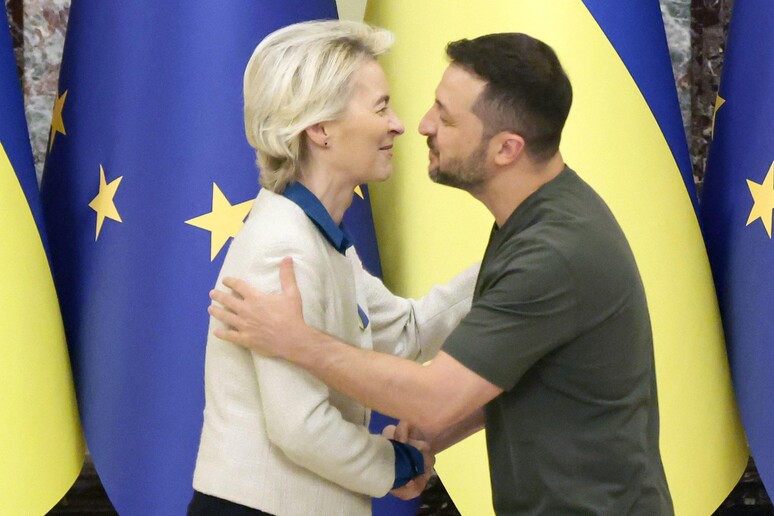 Von der Leyen e Zelensky durante encontro em Kiev nesta sexta © ANSA/AFP