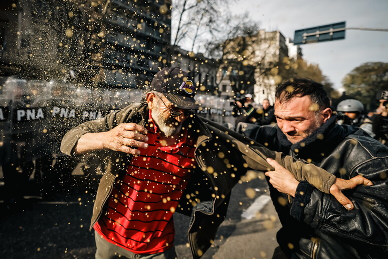 Represión frente al Congreso argentino a una protesta por la reforma jubilatoria. - TODOS LOS DERECHOS RESERVADOS