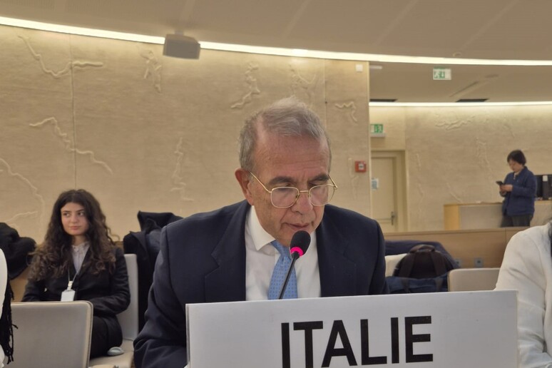 Italia ante la sede de la ONU en Ginebra - TODOS LOS DERECHOS RESERVADOS