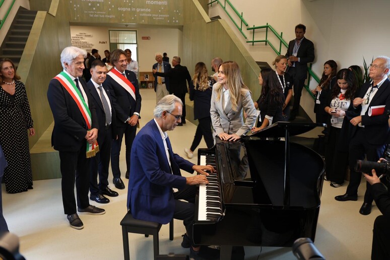 Bocelli inaugurou polo educativo em Sforzacosta - TODOS OS DIREITOS RESERVADOS