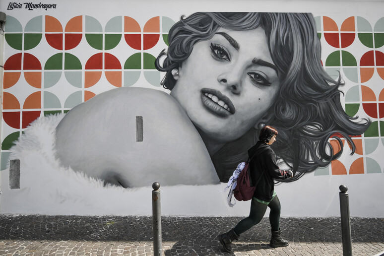 Murale a Pozzuoli per i 90 anni di Sophia Loren - TODOS LOS DERECHOS RESERVADOS