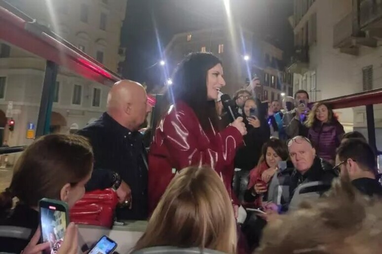 Laura Pausini cantó  'Ciao ', su nuevo single, a bordo de un bus en Milán - TODOS LOS DERECHOS RESERVADOS