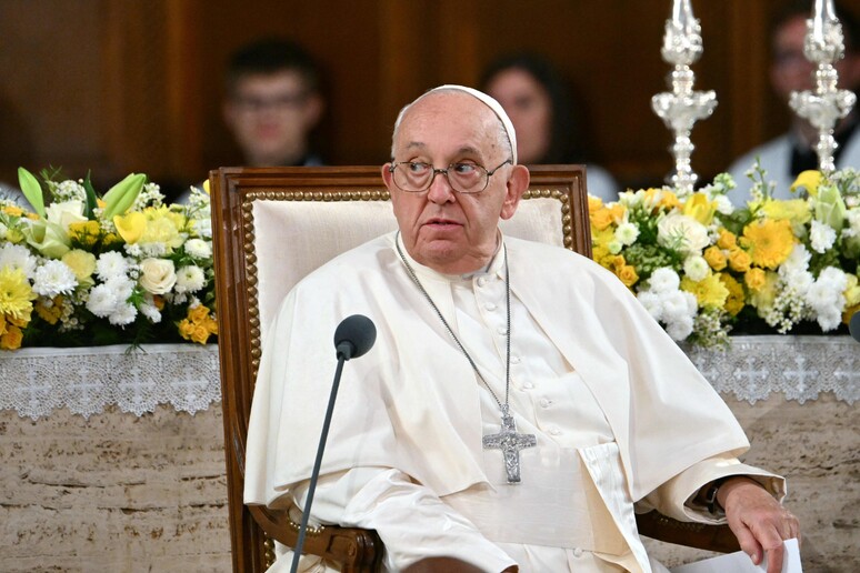 Pontífice elogiou a Igreja Católica da pequena nação europeia © ANSA/AFP