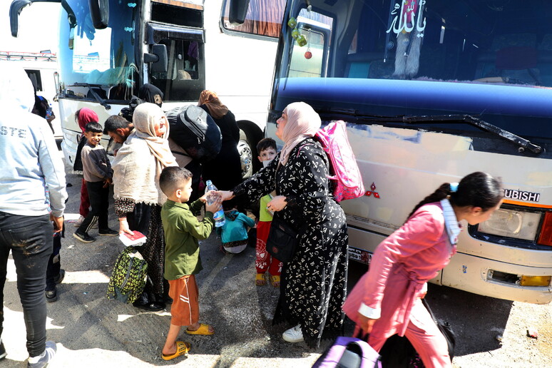 Libano, in più di 100mila scappano in Siria © ANSA/EPA