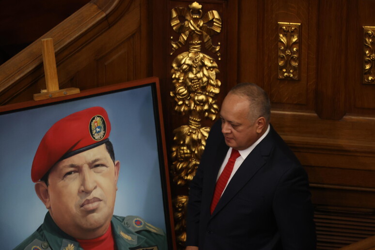 El ministro de Interior de Venezuela, Diosdado Cabello, junto a un retrato de Hugo Chávez - TODOS LOS DERECHOS RESERVADOS