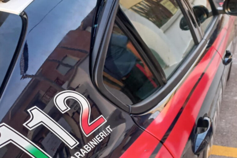 L 'auto dei carabinieri - RIPRODUZIONE RISERVATA