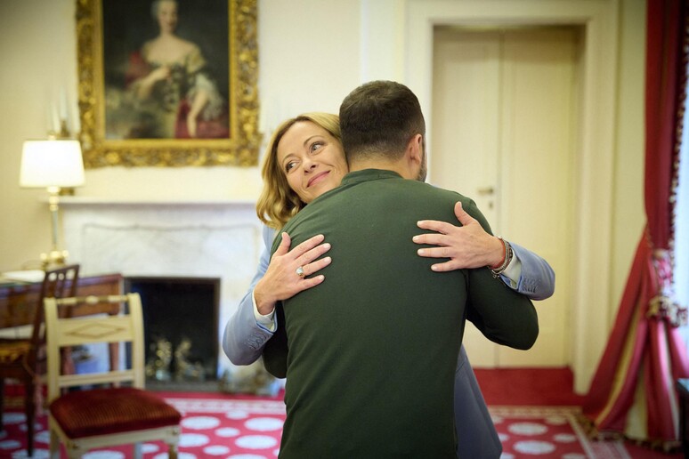 La premier italiana, Giorgia Meloni, abraza al presidente ucraniano, Volodimir Zelensky. © ANSA/AFP