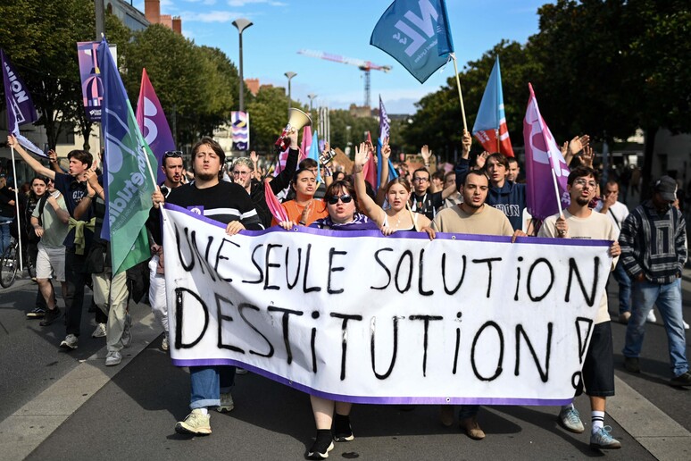 Manifestantes expresan su disgusto en París contra el presidente. © ANSA/AFP