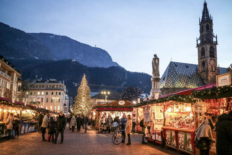 Gran final para los mercados de Navidad de Bolzano, entre música y teatro - TODOS LOS DERECHOS RESERVADOS