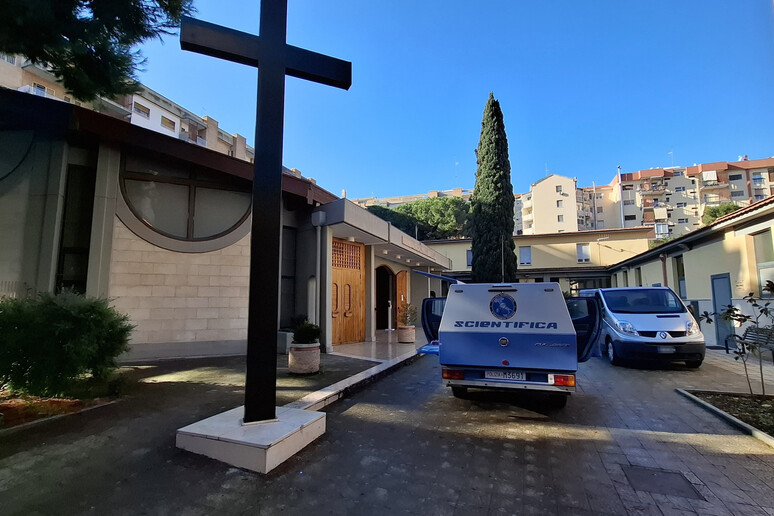 Neonato trovato morto in una culla termica chiesa a Bari - RIPRODUZIONE RISERVATA