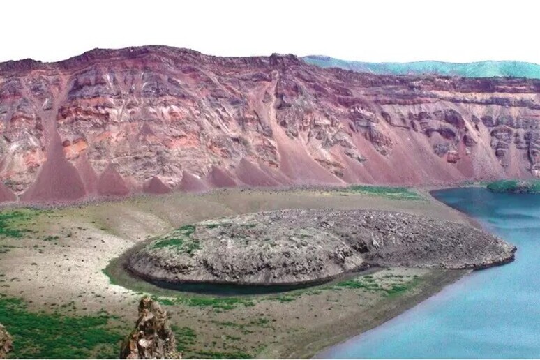 La caldera generada por la erupción del volcán Zavaritskii en las Islas Kuriles del Pacífico (fuente: Oleg Dirksen) - TODOS LOS DERECHOS RESERVADOS