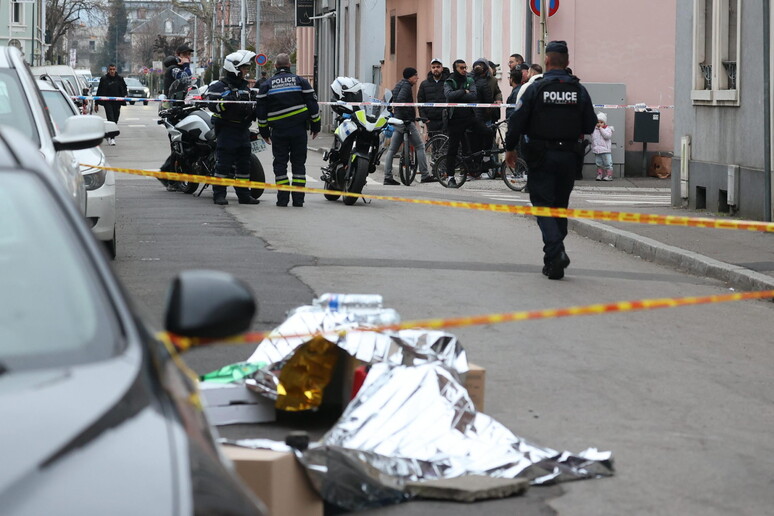 Uomo lancia coltelli contro la polizia a Parigi, ucciso - Notizie - Ansa.it