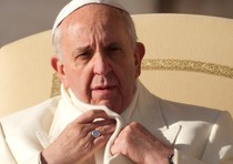 Papa Francesco si protegge dal freddo aggiustando la sciarpa bianca