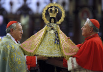 Il Cardinal Jose Francisco Robles (a sinistra)